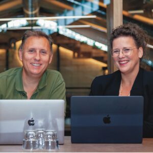 rob en riedor achter laptop